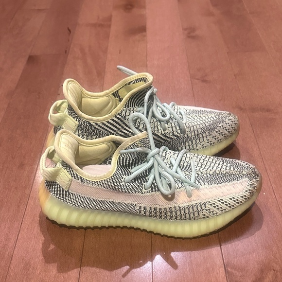 Yeezy Boost 350 V2 sneakers!  Size 7!  Lime green/black. Like new condition! - Picture 3 of 11